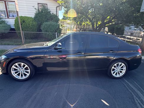 Used 2017 BMW 320i xDrive Sedan AWD/4WD image 4