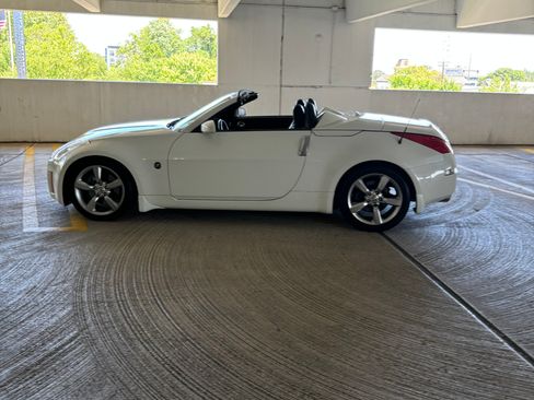Used 2007 Nissan 350Z Touring RWD image 2