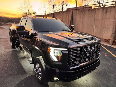 Used 2024 GMC Sierra 3500 Denali Ultimate image 2