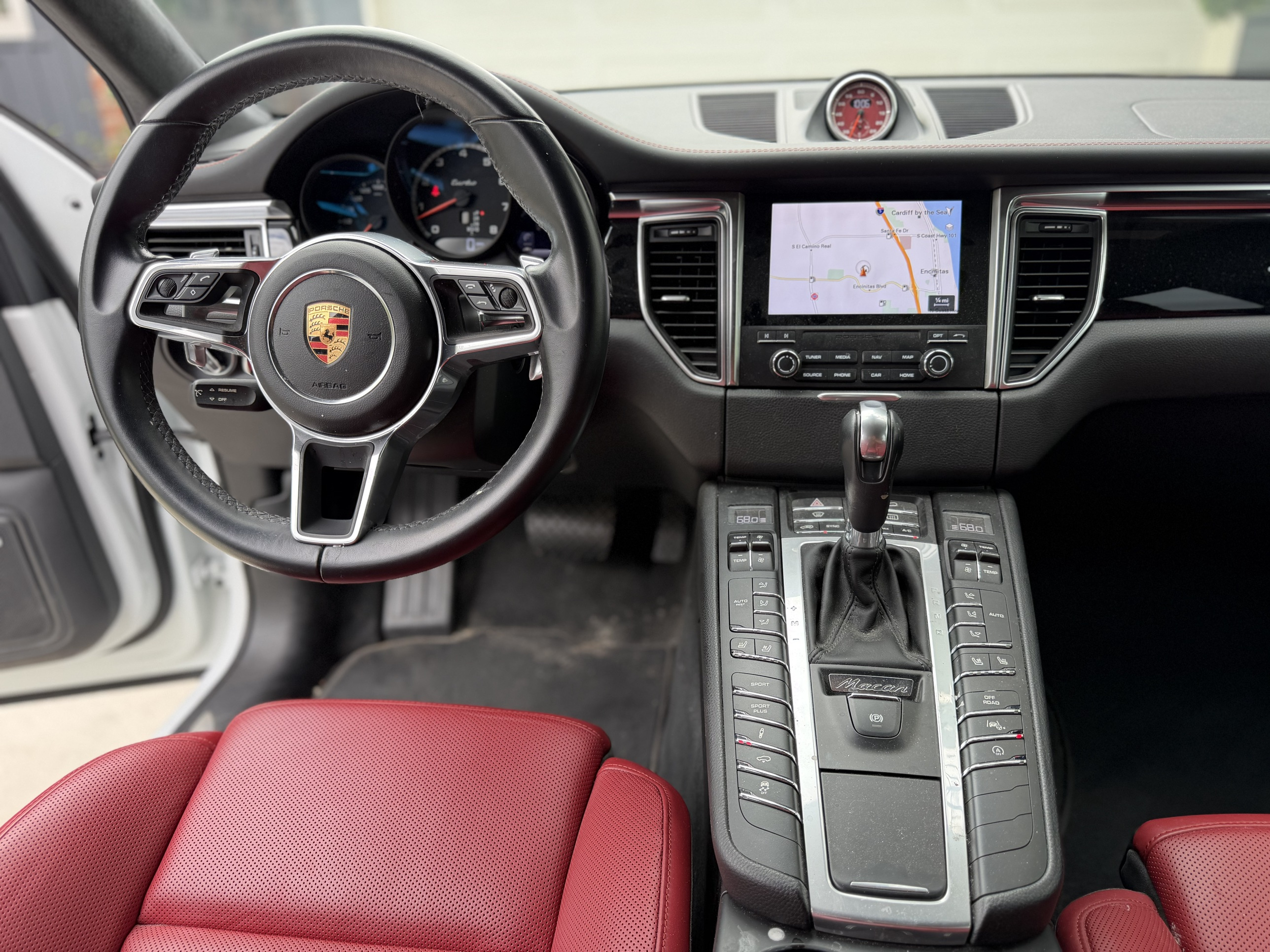 Used 2018 Porsche Macan Turbo AWD/4WD image 10
