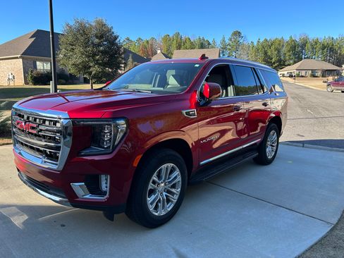 Used 2024 GMC Yukon SLT w/ SLT Luxury Package image 4