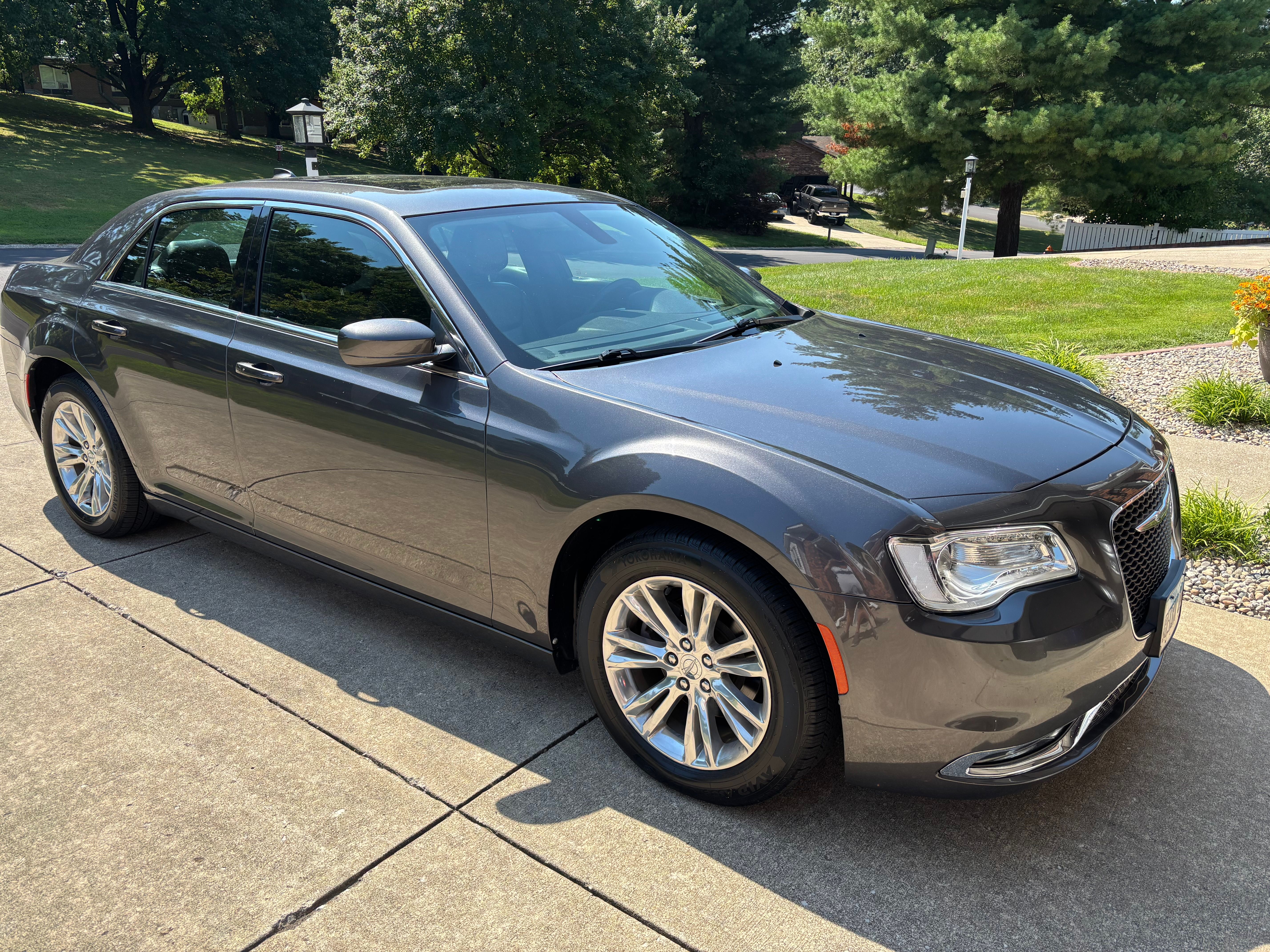 Used 2017 Chrysler 300 Limited w/ Value Package RWD image 1