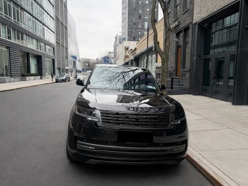 Used 2025 Land Rover Range Rover SE image 4
