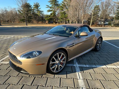 Used 2013 Aston Martin V8 Vantage Roadster image 2