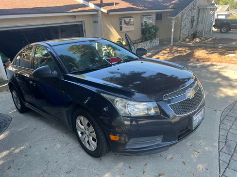 Used 2014 Chevrolet Cruze LS FWD image 1