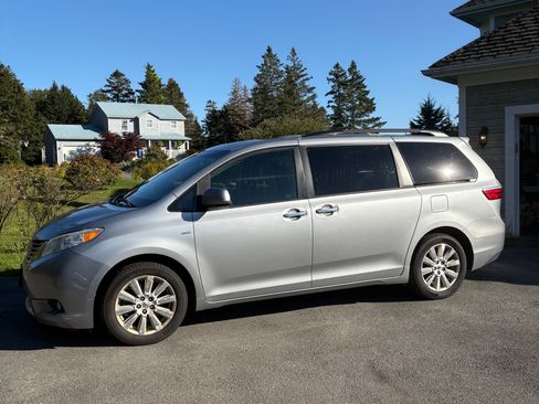 Used 2017 Toyota Sienna XLE Premium AWD/4WD image 18