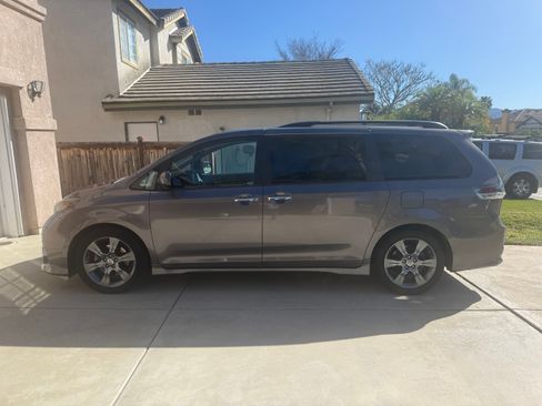 Used 2015 Toyota Sienna SE Premium image 4