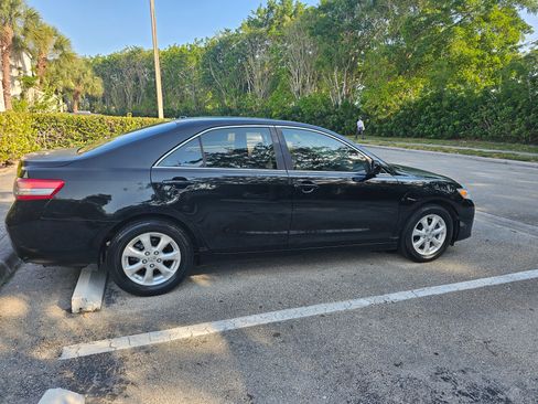 Used 2011 Toyota Camry LE image 1