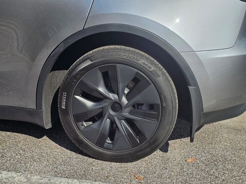 Used 2024 Tesla Model Y Long Range image 9