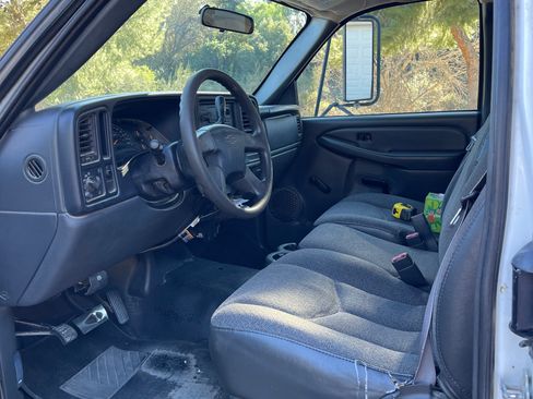 Used 2004 Chevrolet Silverado 3500 161.5 W.B. 4D w/ Heavy-Duty Power Package image 10