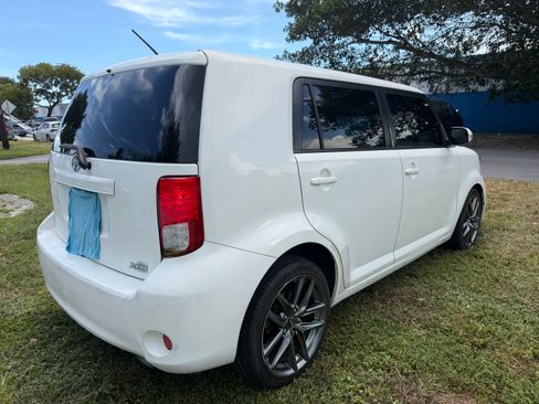 Used 2011 Scion xB FWD image 5