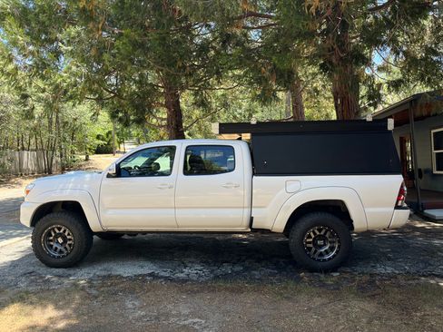 Used 2012 Toyota Tacoma 4x4 Double Cab w/ TRD Sport Pkg image 4