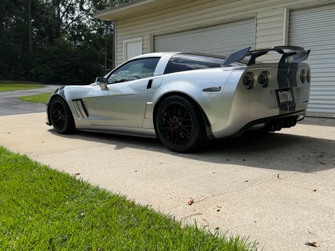 Used 2009 Chevrolet Corvette Coupe w/ Z51 Performance Package RWD image 8