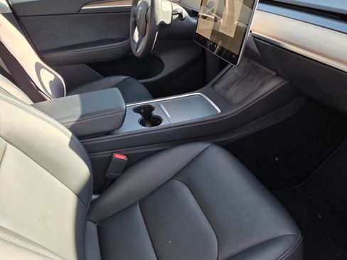 Used 2022 Tesla Model Y Long Range image 8