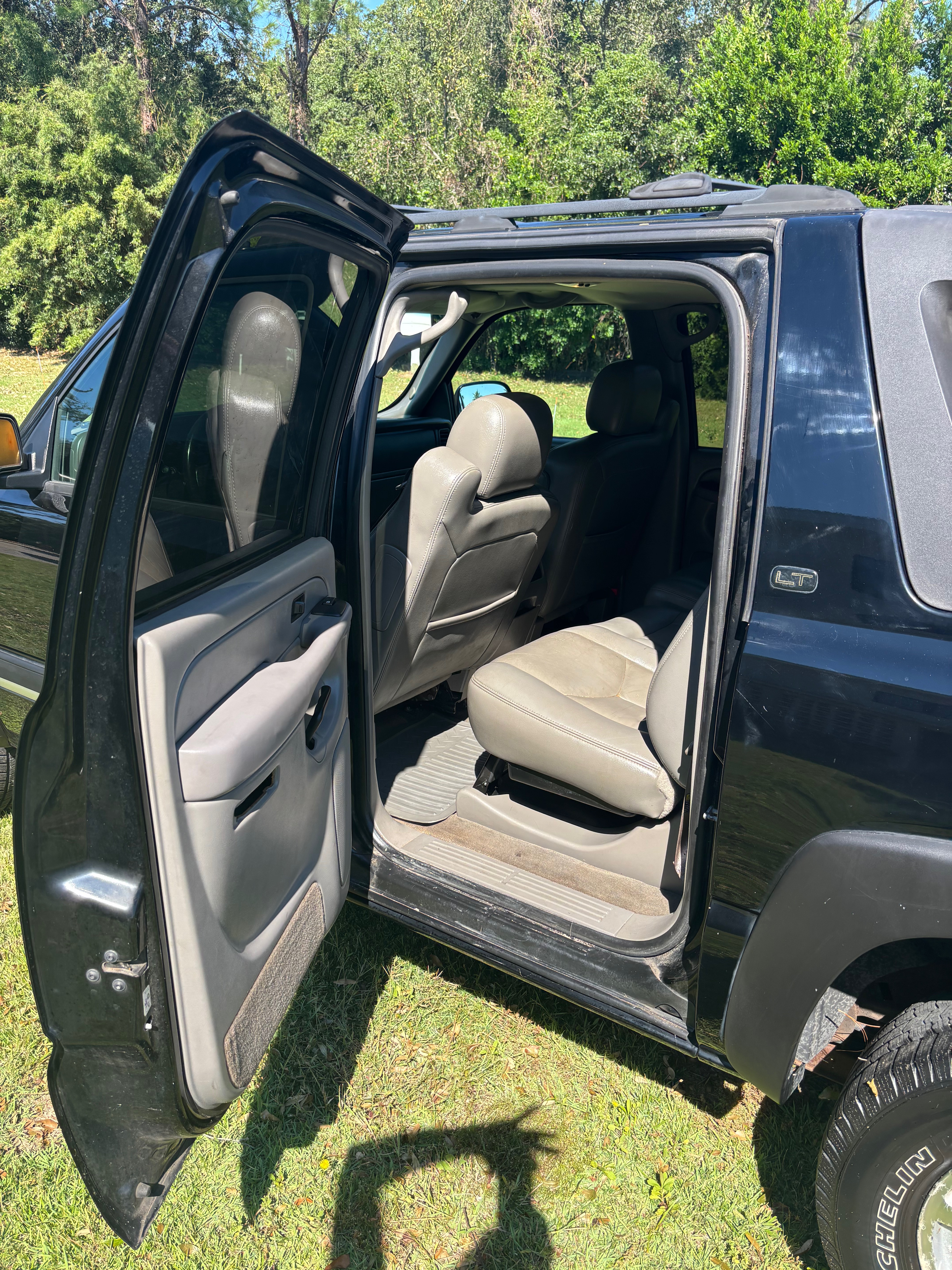 Used 2005 Chevrolet Avalanche Z71 w/ Sun And Sound Package AWD/4WD image 12