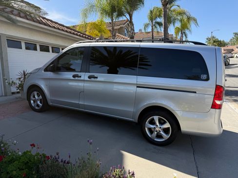 Used 2016 Mercedes-Benz Metris Passenger image 1