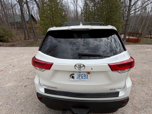 Used 2018 Toyota Highlander XLE AWD/4WD image 9