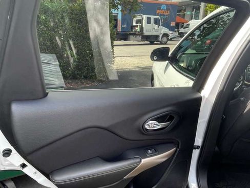 Used 2017 Jeep Cherokee Latitude image 17