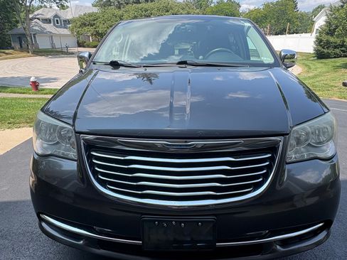Used 2014 Chrysler Town & Country Touring-L FWD image 2