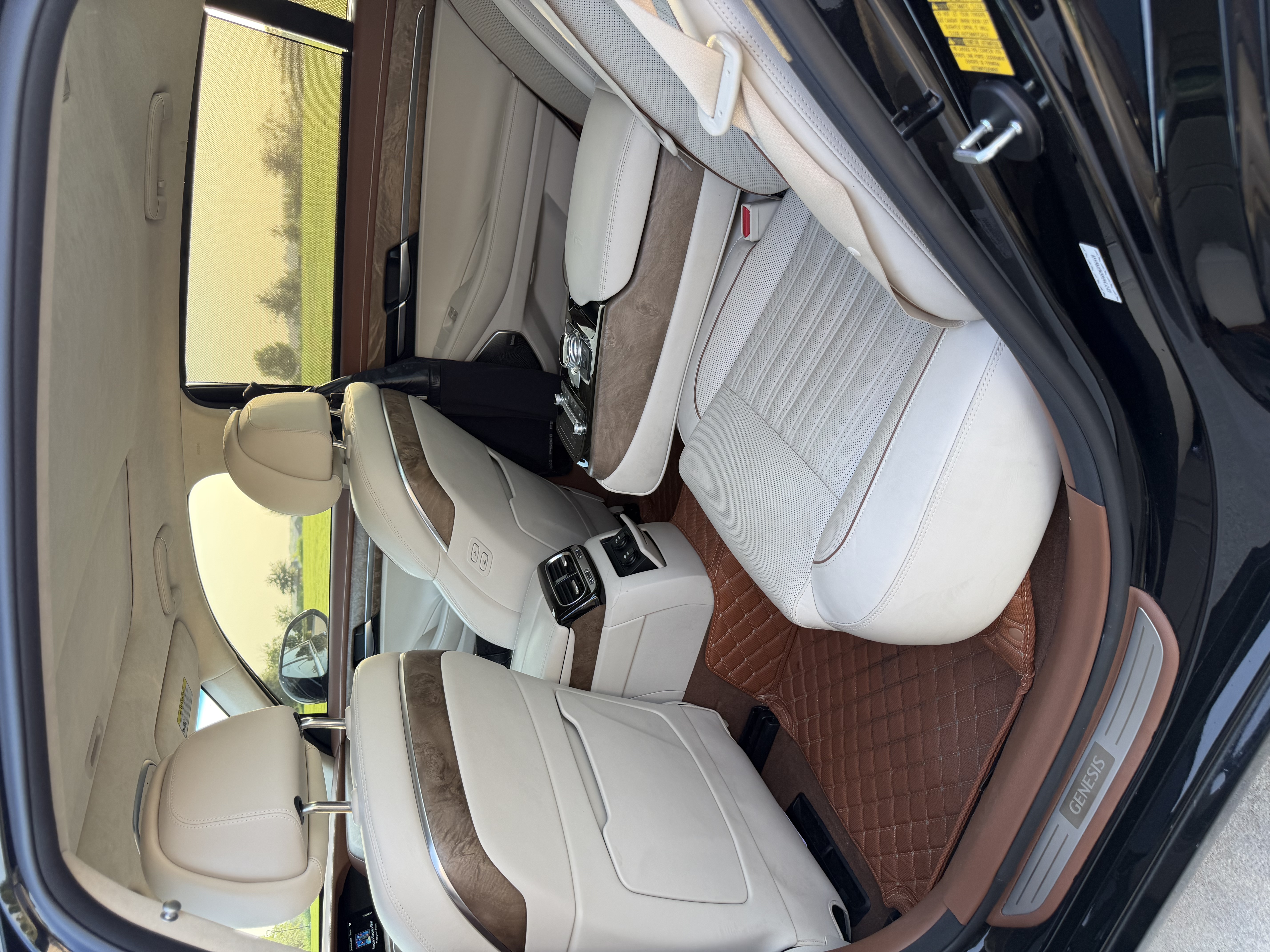 Used 2022 Genesis G90 3.3T Premium RWD image 2