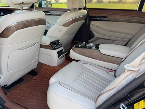 Used 2022 Genesis G90 3.3T Premium RWD image 2