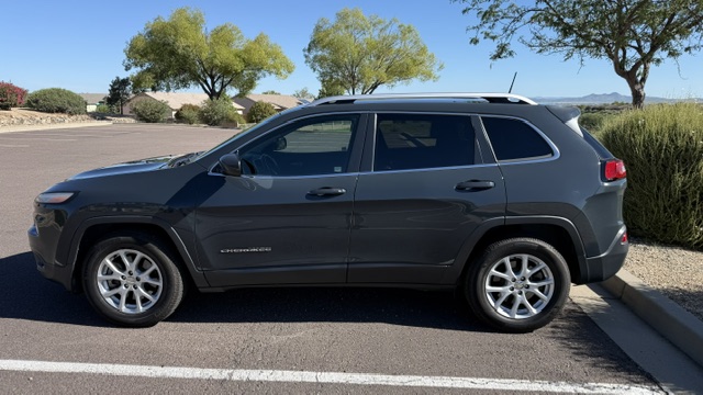 Used 2018 Jeep Cherokee Latitude Plus w/ Cold Weather Group AWD/4WD image 16