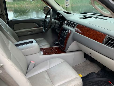 Used 2009 Chevrolet Avalanche LTZ image 12