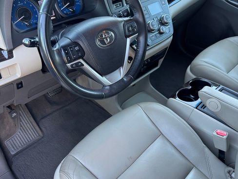 Used 2015 Toyota Sienna XLE image 11