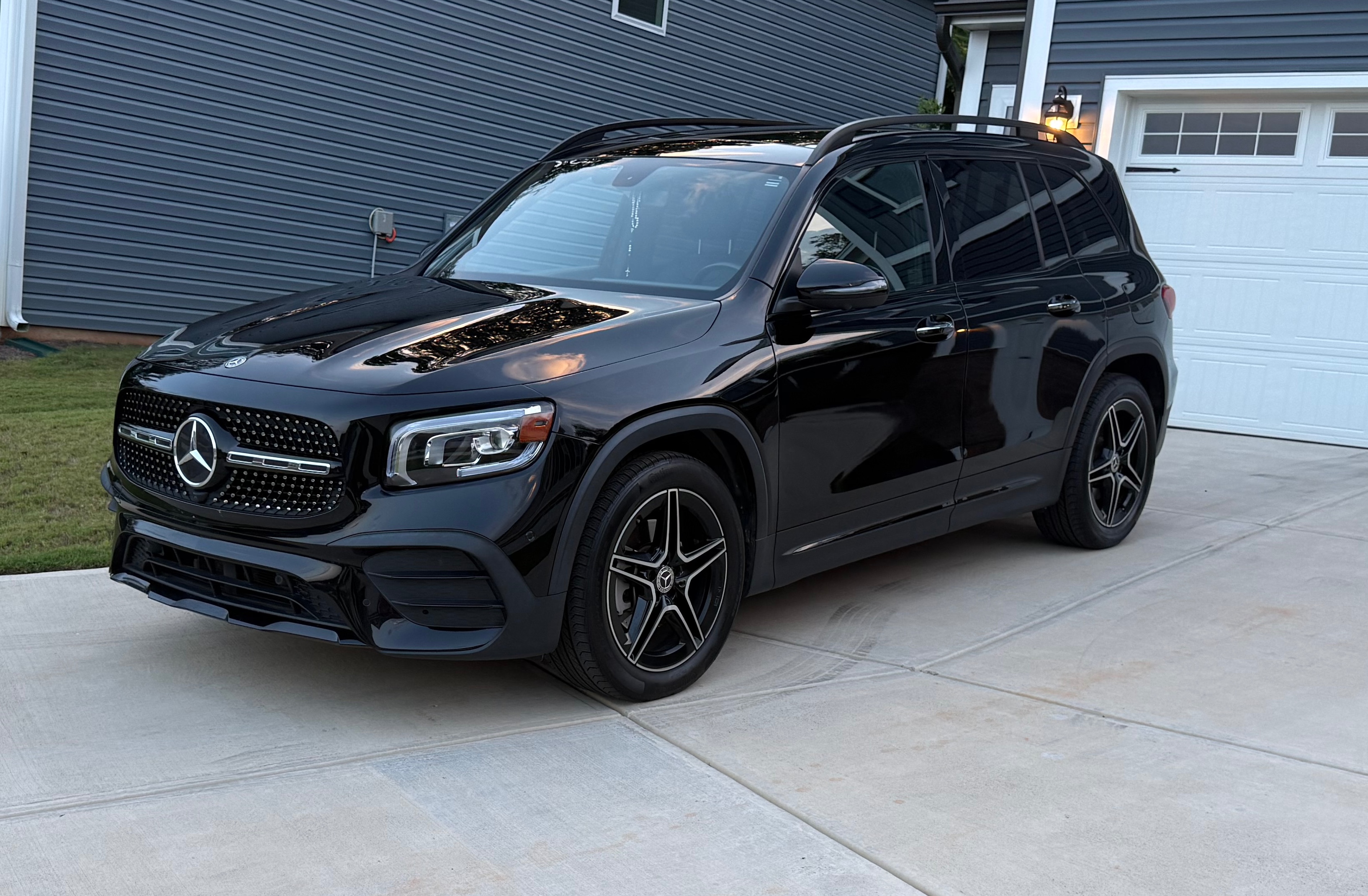 Used 2023 Mercedes-Benz GLB 250 4MATIC image 1