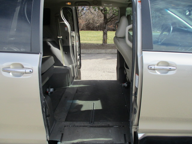 Used 2015 Toyota Sienna XLE FWD image 1
