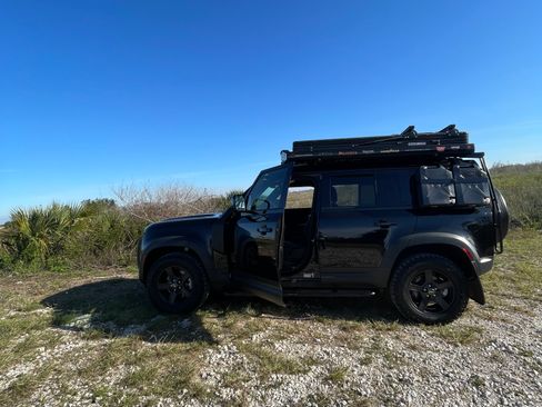 Used 2023 Land Rover Defender 110 S image 5