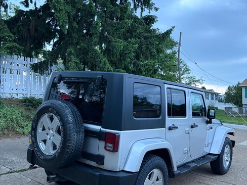 Used 2010 Jeep Wrangler Unlimited Sahara w/ Dual Top Group AWD/4WD image 6