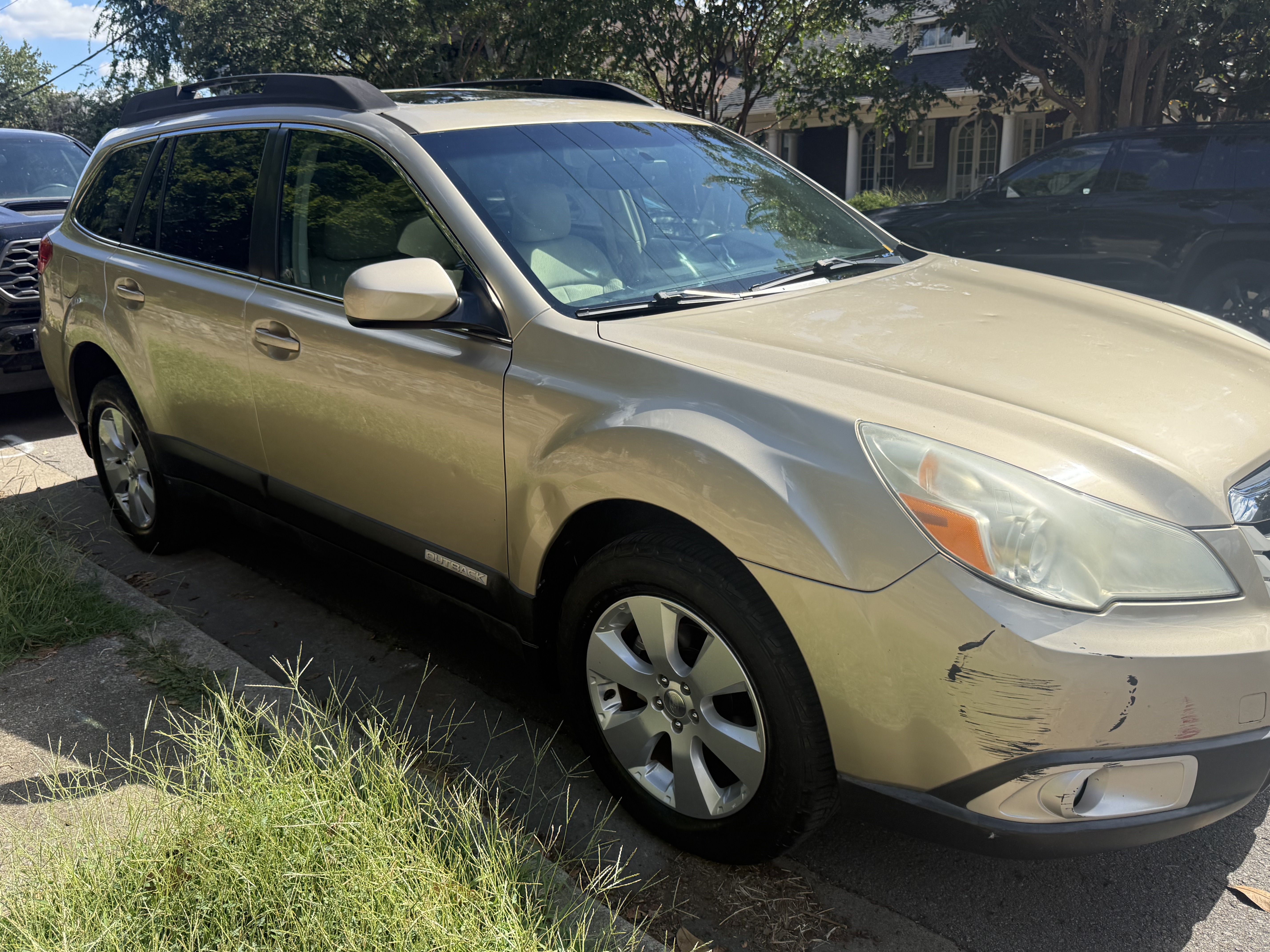 Used 2010 Subaru Outback 2.5i Premium AWD/4WD image 1