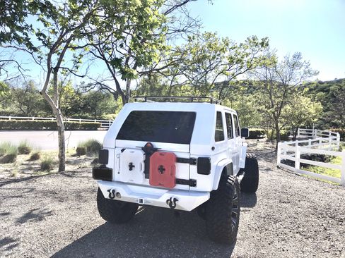 Used 2015 Jeep Wrangler Unlimited Sahara w/ Connectivity Group image 10