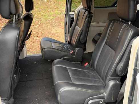 Used 2015 Chrysler Town & Country Touring image 11