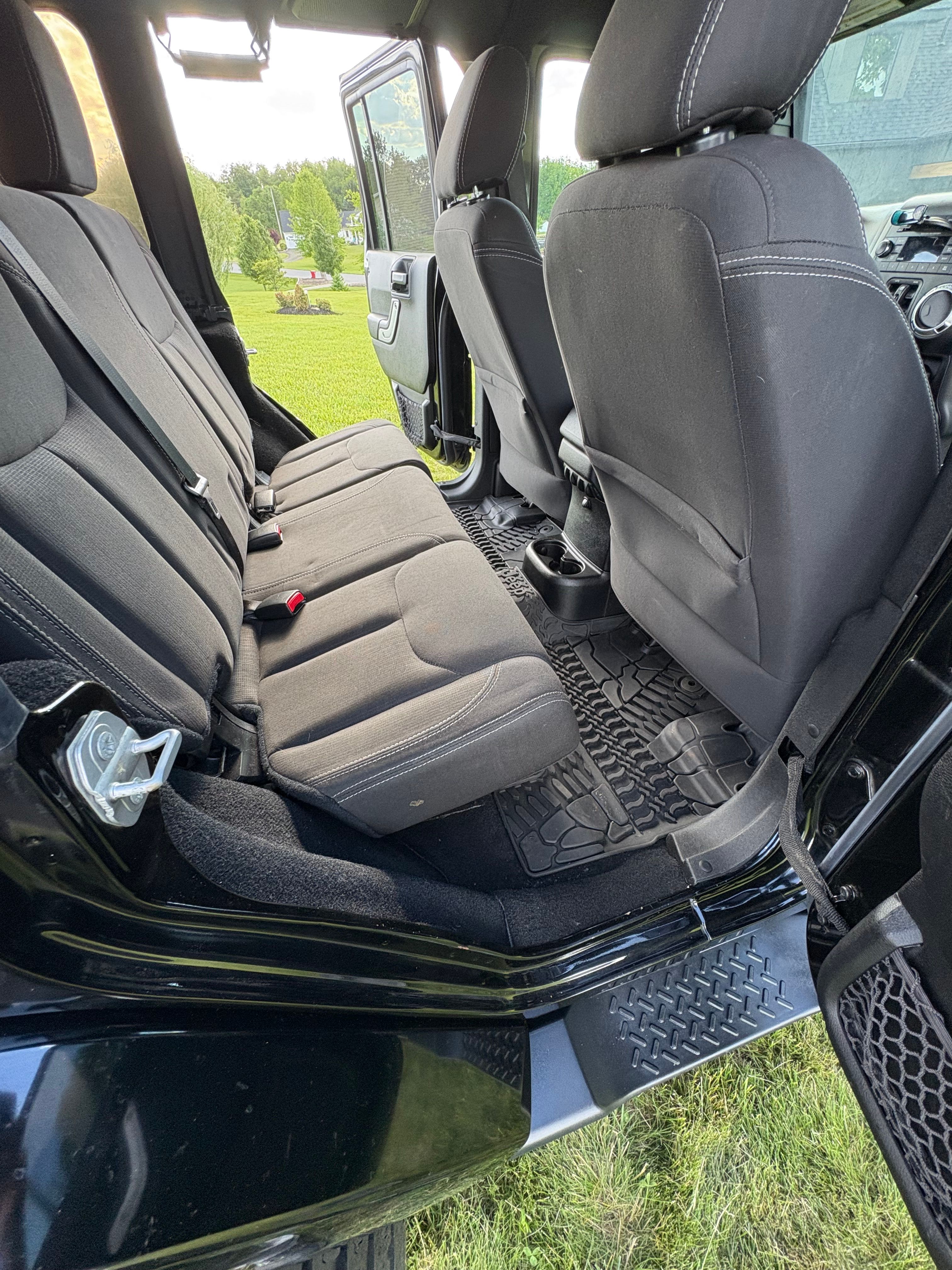 Used 2016 Jeep Wrangler Unlimited Sahara w/ Max Tow Package AWD/4WD image 13