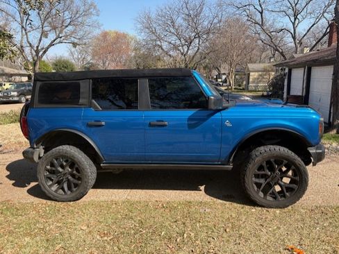 Used 2022 Ford Bronco Black Diamond image 2