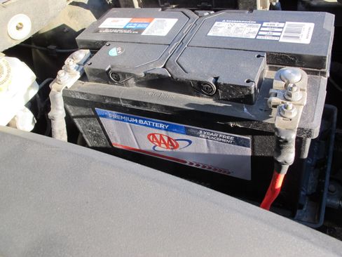 Used 2015 Chrysler Town & Country Touring image 30