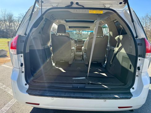 Used 2011 Toyota Sienna Limited image 19