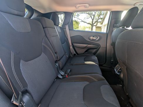 Used 2016 Jeep Cherokee Latitude w/ Cold Weather Group image 10