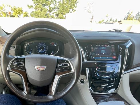 Used 2016 Cadillac Escalade Premium image 23