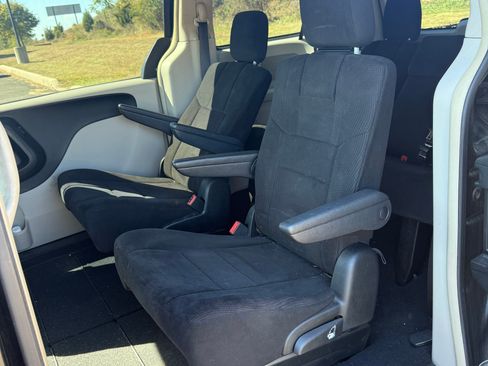 Used 2011 Chrysler Town & Country Touring image 8