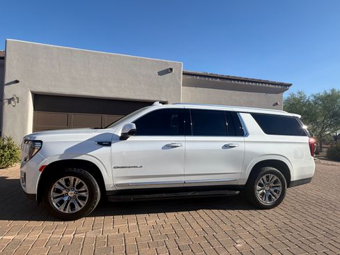 Used 2023 GMC Yukon XL Denali AWD/4WD image 9