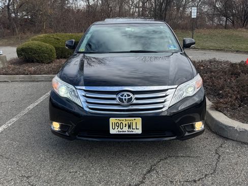 Used 2011 Toyota Avalon Limited image 2