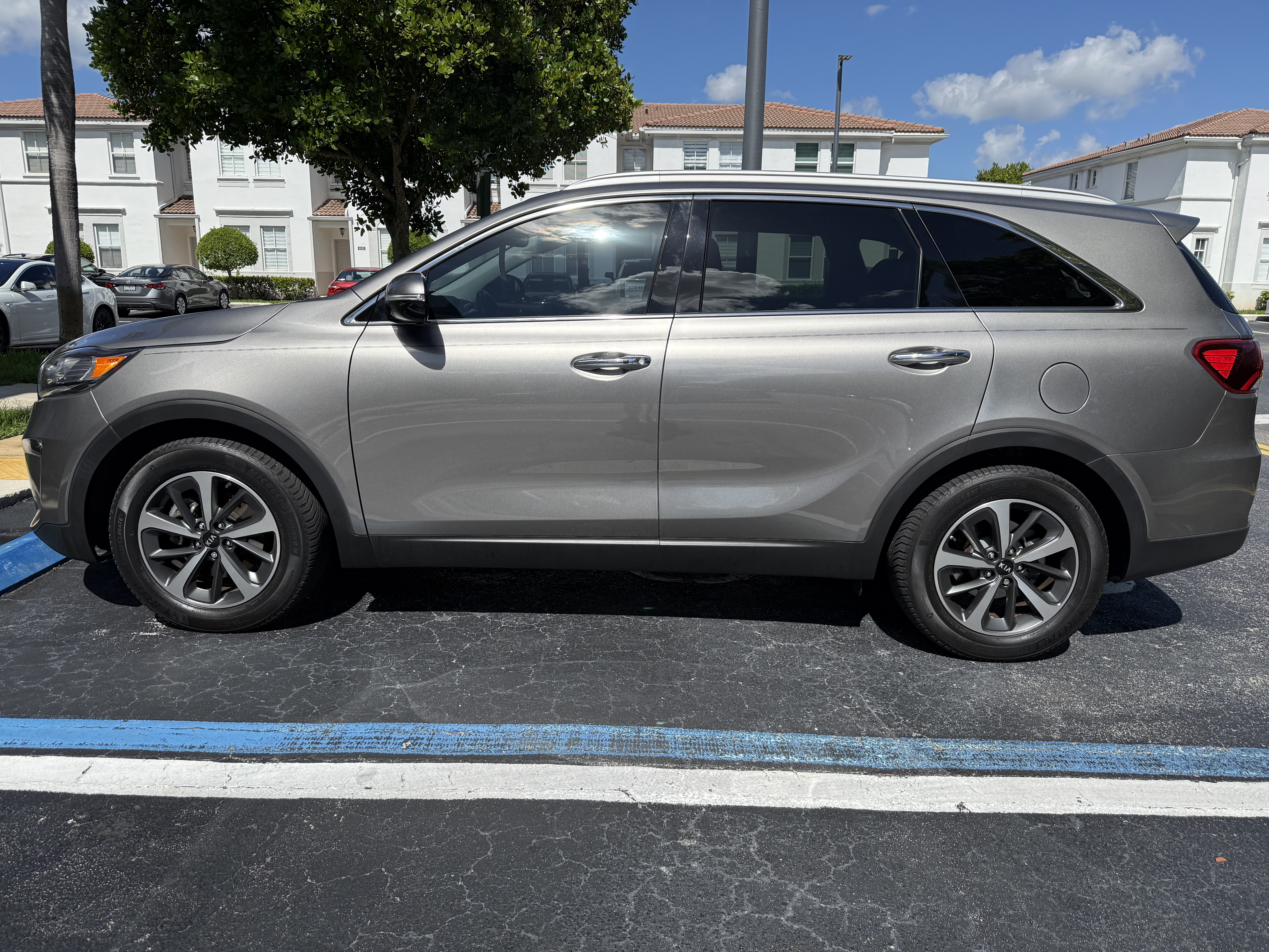 Used 2019 Kia Sorento EX FWD image 2