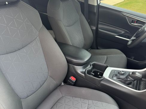 Used 2022 Toyota RAV4 XLE w/ Convenience Package AWD/4WD image 5