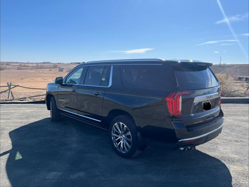Used 2022 GMC Yukon XL Denali image 2