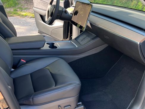 Used 2022 Tesla Model Y Long Range image 8