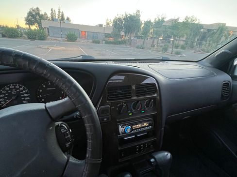 Used 1999 Nissan Pathfinder LE image 11