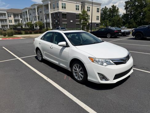 Used 2014 Toyota Camry XLE w/ Leather Package FWD image 4
